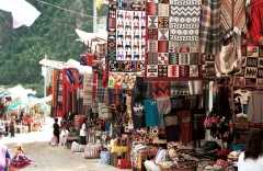 Aguas Calientes is a tourists place, and therefore attracts many market stands. Locally made textiles, woven carpets, table cloths or bags are a must to take home. The railroad bridge is at the same time the only walkway across the river in Aguas Calientes 